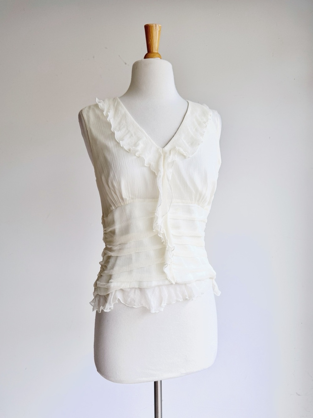 WD-NY 100% Silk Ruffle Blouse Ivory Cream Pintuck Sleeveless Top M